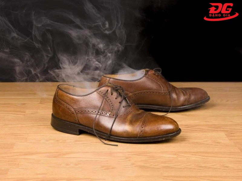 Cần tránh nền nhiệt độ cao với giày da