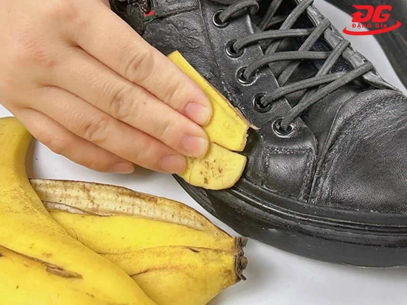 Làm sạch giày da bò đơn giản bằng vỏ chuối