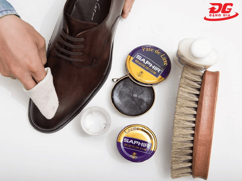 Vệ sinh giày da bằng xi đánh giày