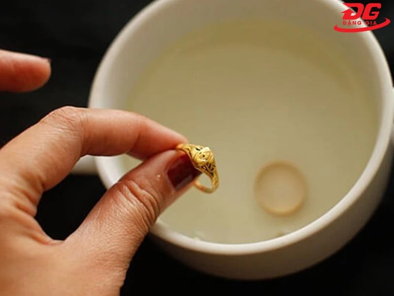 Kiểm tra vàng bằng cách dùng giấm