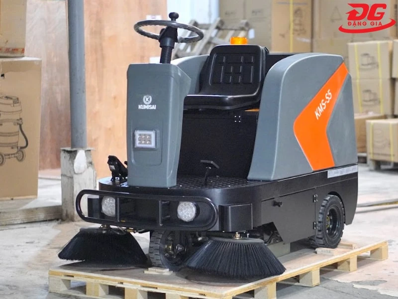 Máy thu gom rác ngồi lái