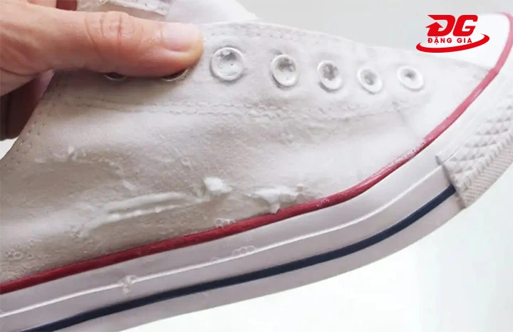 Dùng bàn chải cọ vết bẩn trên vải giày Converse