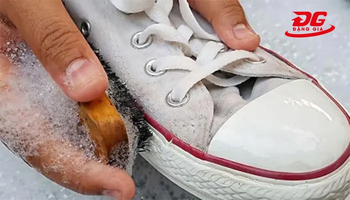 Giặt đế giày Converse