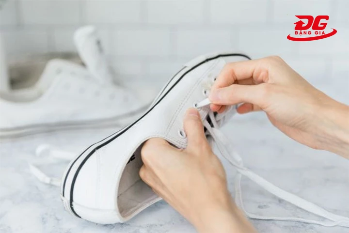 Tháo dây giày ra để giặt