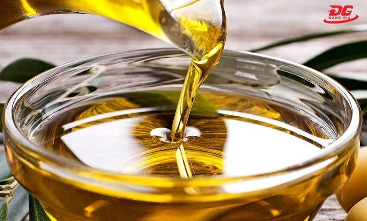 tẩy sơn pu trên nền gach bằng dầu ăn