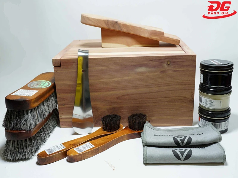 Chuẩn bị đầy đủ các dụng cụ trước khi tiến hành sử dụng xi đánh giày đen