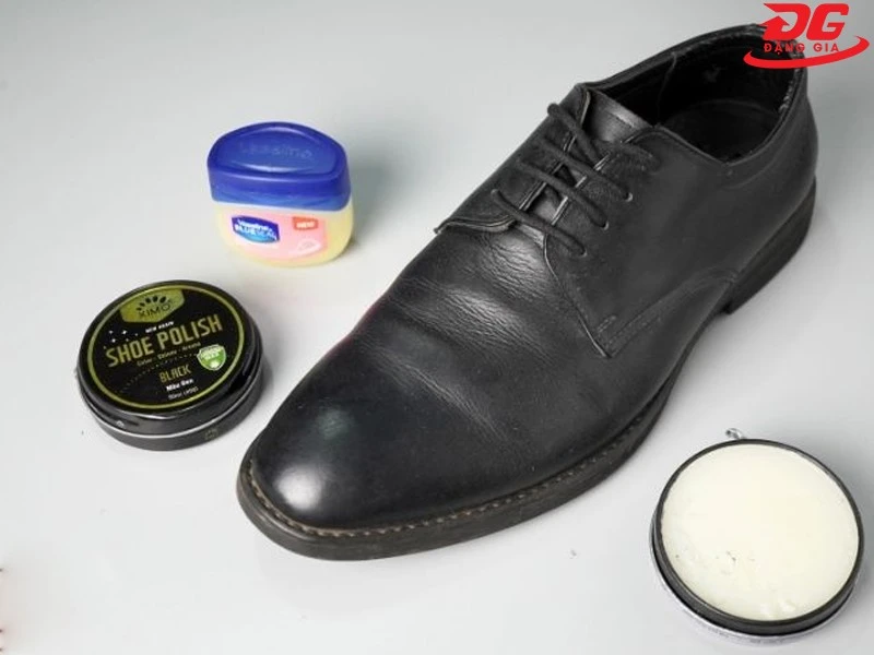 Sử dụng kem dưỡng cũng giúp làm mềm giày da bị cứng