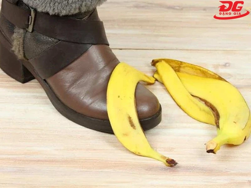 Tận dụng vỏ chuối để làm mềm giày da mới mua