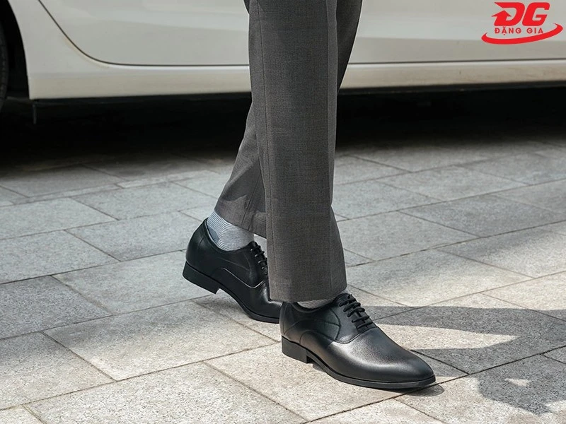 Đi giày da mới để giày quen với dáng chân của bạn