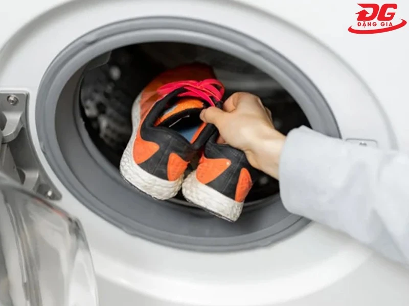 Cách giặt giày trong máy giặt không quá phức tạp