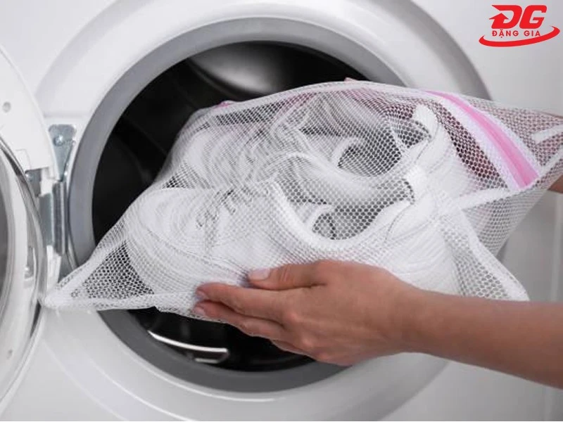 Giặt giày riêng, tuyệt đối không giặt chung với quần áo