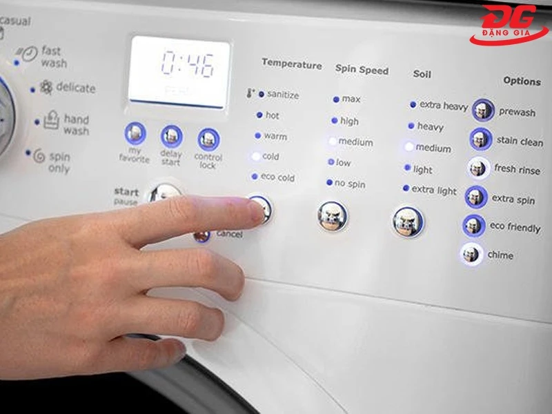 Lựa chọn chế độ giặt giày nhẹ để không làm mất form giày