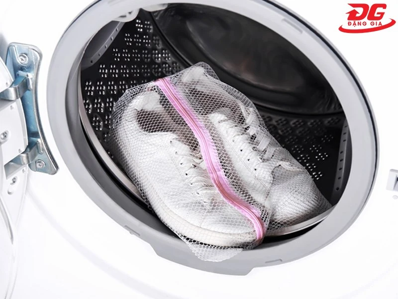 Nên cho giày vào túi lưới trước khi bắt đầu khởi động máy giặt