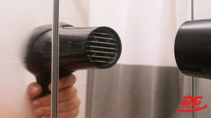 Dùng máy sấy tóc