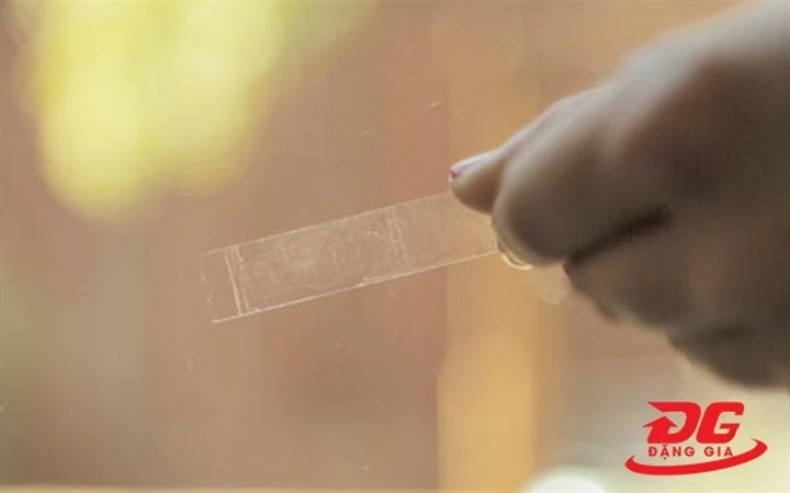 cách lau kính dính keo