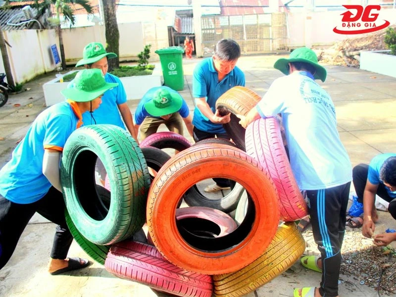 Xếp lốp xe theo ý muốn sau khi đã làm sạch và trang trí