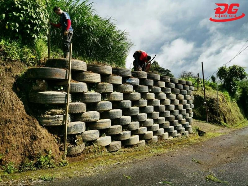 hàng rào bằng lốp xe ô tô cũ