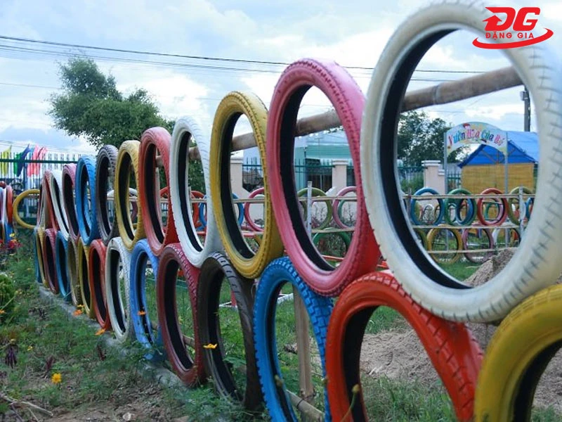 Hàng rào được làm từ những chiếc lốp xe cũ