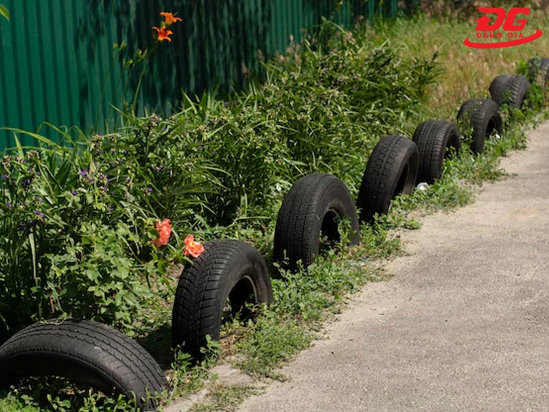 hàng rào trang trí đơn giản bằng lốp xe