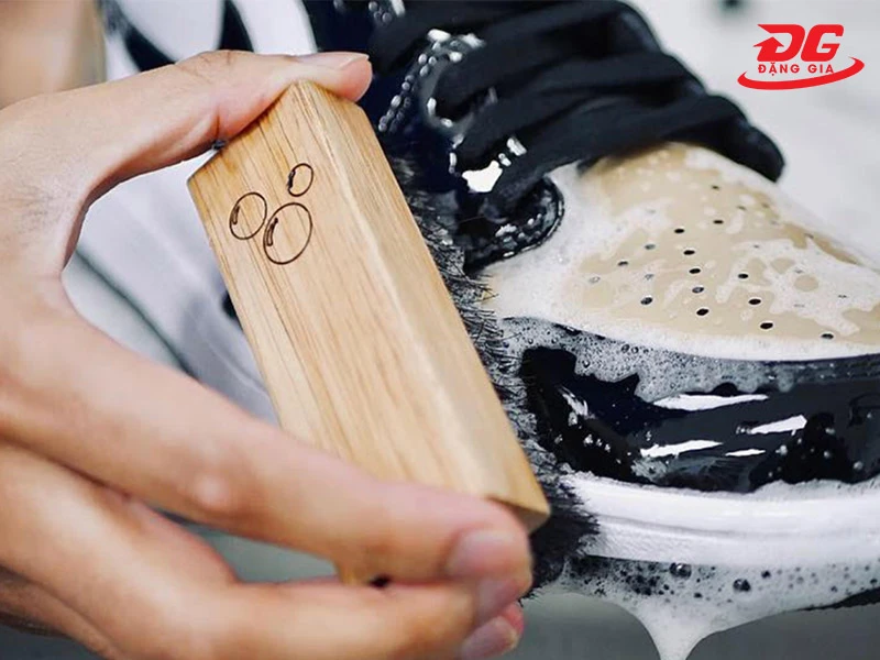 Giặt giày thể thao bằng bàn chải lông mềm