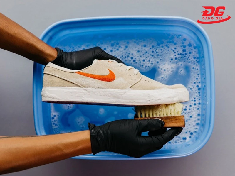 Chà giày thể thao bằng bột giặt