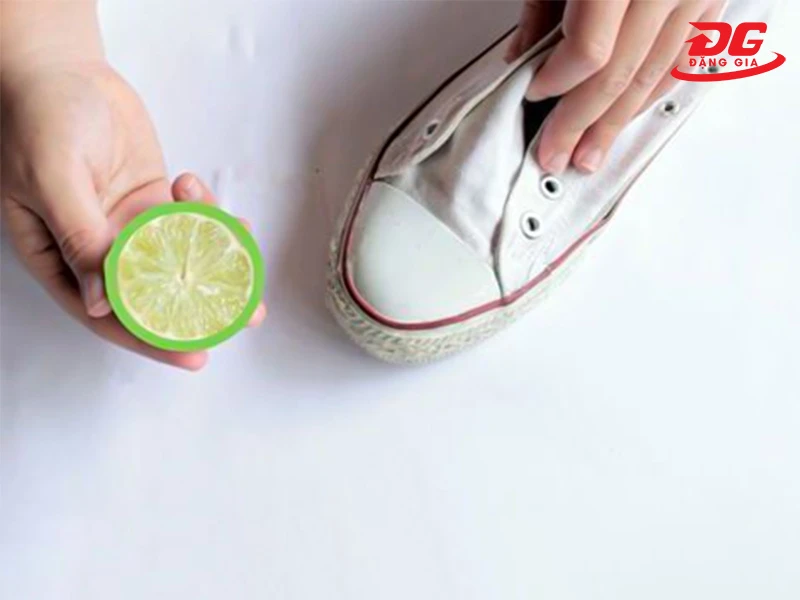 Axit trong chanh tẩy vết ố vàng nhanh chóng