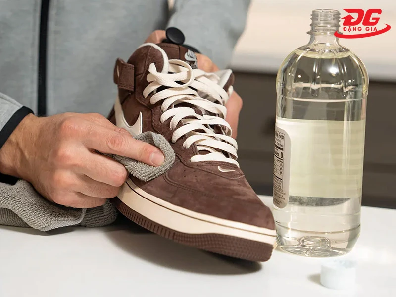 Cồn có tính tẩy rửa mạnh vệ sinh giày hiệu quả