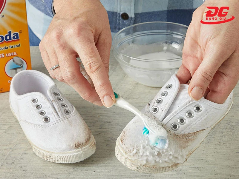 Đánh trắng giày thể thao bằng hỗn hợp giấm và baking soda