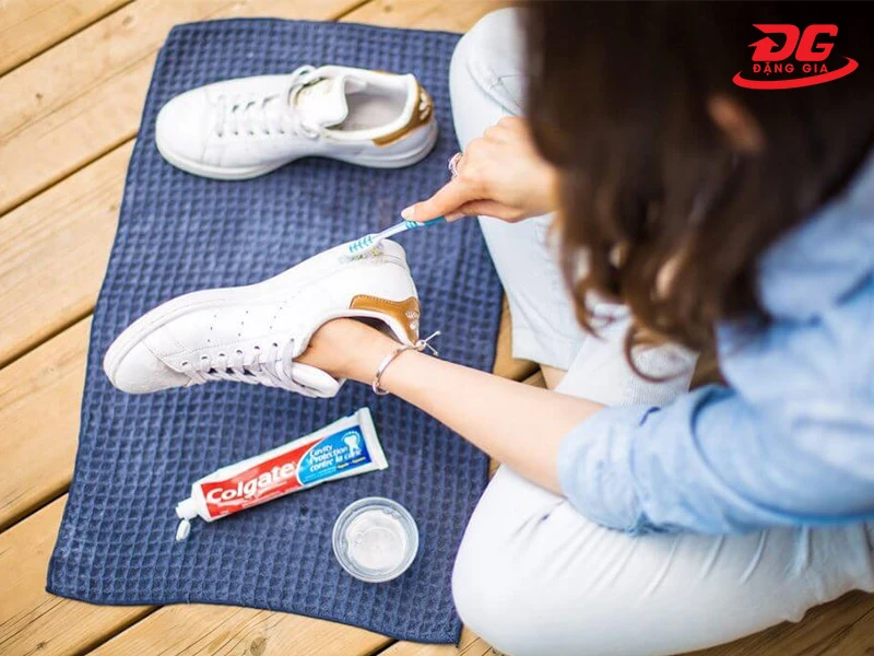 Kem đánh răng vệ sinh giày trắng và đế giày