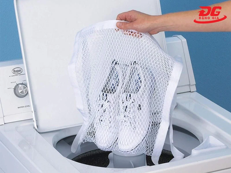 Giặt giày bằng máy giặt cần cho giày vào túi lưới