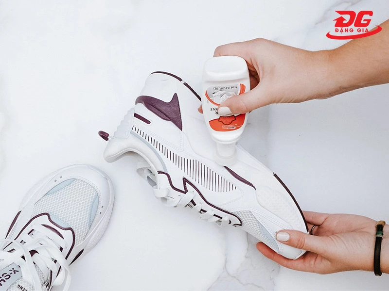 Dung dịch vệ sinh chuyên dụng an toàn khi giặt giày