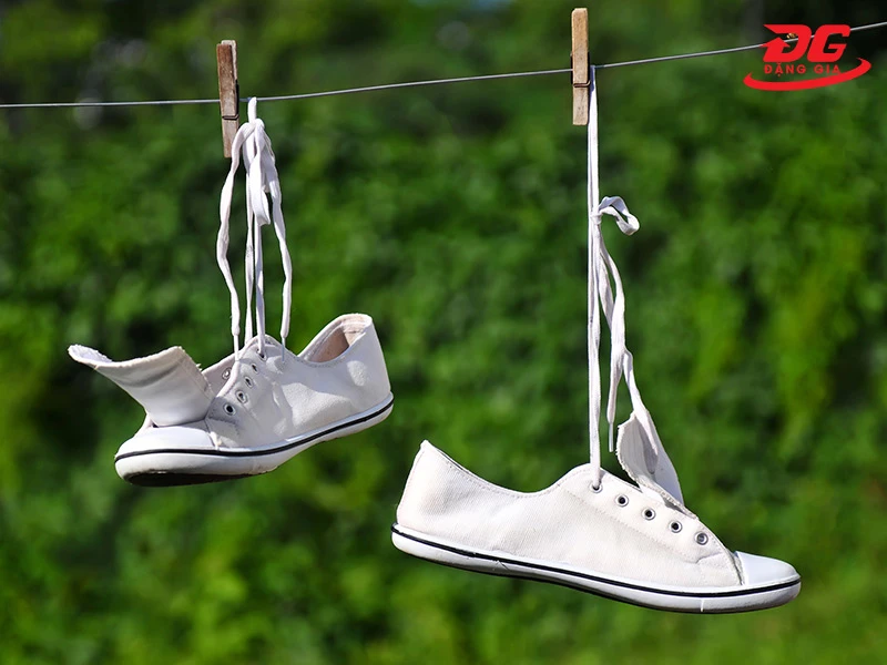Phơi giày ở nơi thoáng gió
