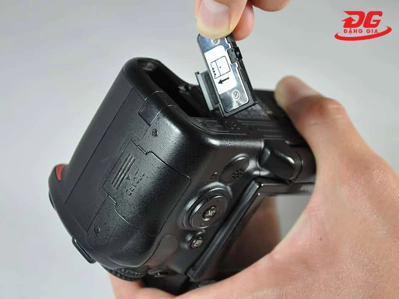 Tháo pin nếu không dùng đến máy ảnh