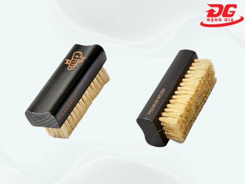 Bàn chải đánh giày Crep Protect - Giá tham khảo: 60.000 đồng - 80.000 VNĐ