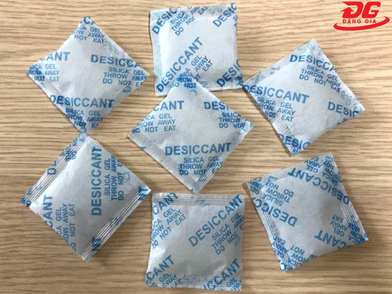 Sử dụng túi hút ẩm cho giày da để hạn chế ẩm ướt