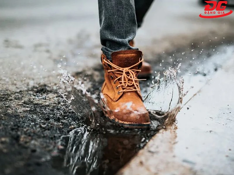 Giày da dính nước lâu ngày không được xử lý sẽ khiến mốc xuất hiện