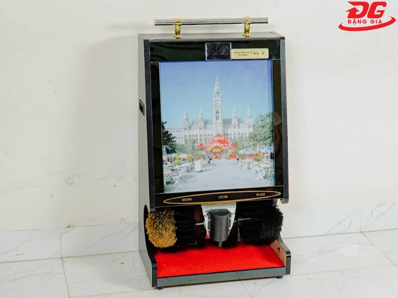 Vệ sinh giày sạch sẽ bằng máy đánh giày