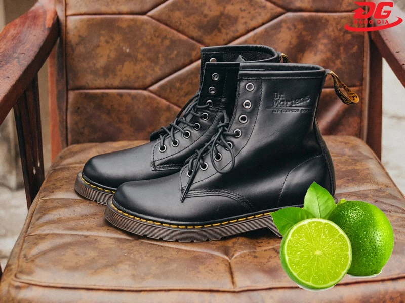 Cách làm sạch giày da trắng bị mốc bằng chanh tươi