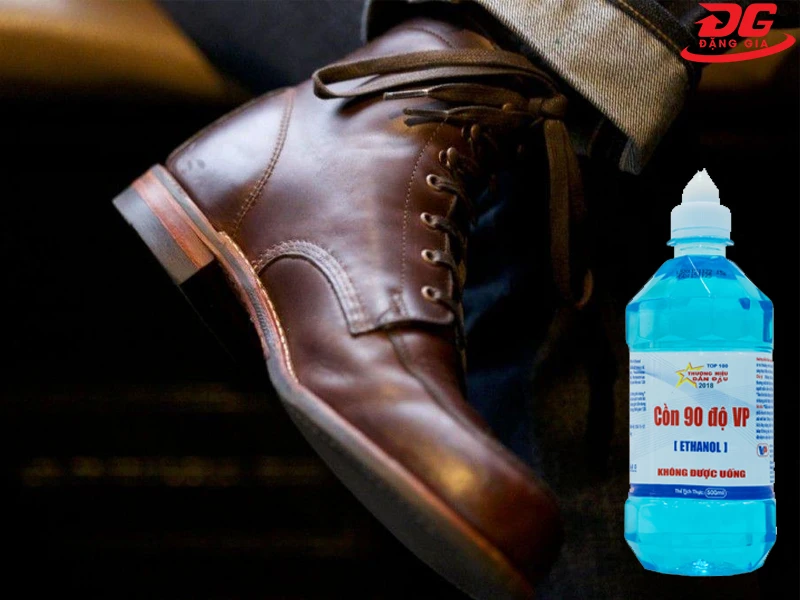 Cách làm sạch giày da trắng bị mốc bằng dung dịch cồn pha loãng