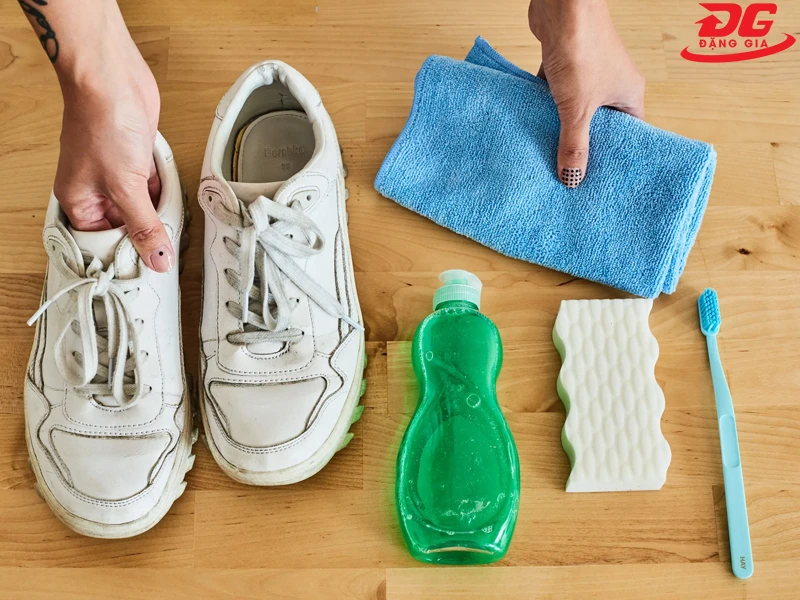 Cách giặt giày da lộn bị mốc bằng chất tẩy rửa chuyên dụng