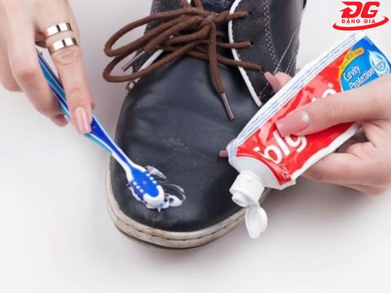 Cách tẩy mốc giày da trắng, da lộn bằng kem đánh răng