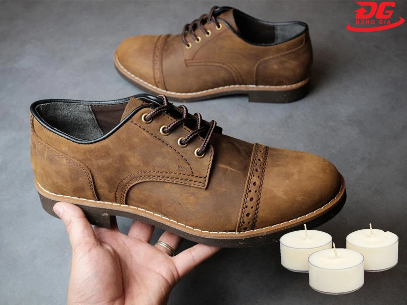 Cách tẩy mốc trên giày da trắng, da lộn bằng sáp nến