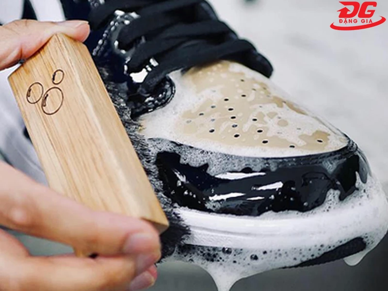 Cách giặt giày da lộn bị mốc bằng xà bông hoặc nước rửa bát