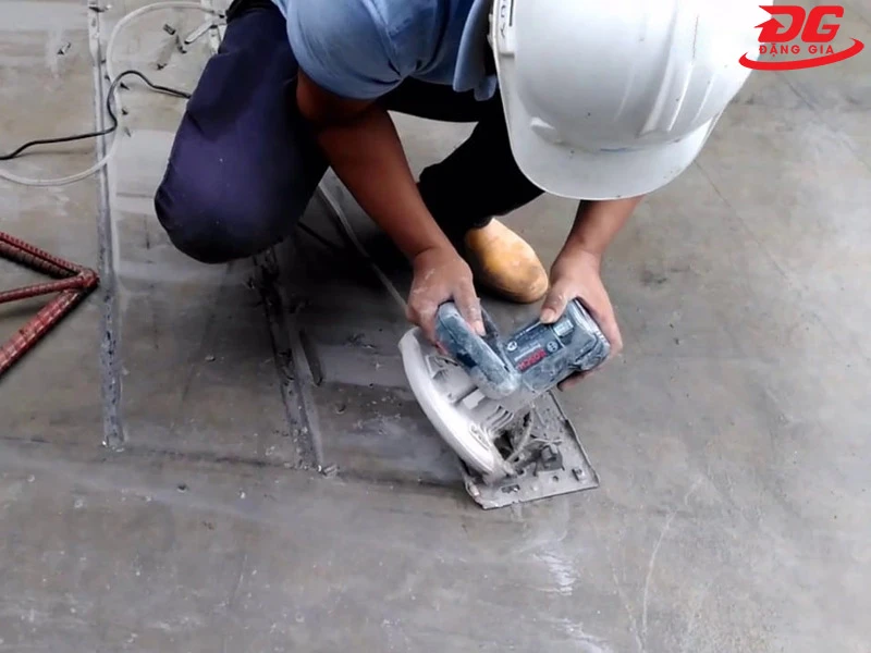 Giá cắt rãnh ramp do nhiều yếu tố ảnh hưởng (làm ảnh về quá trình thi công)