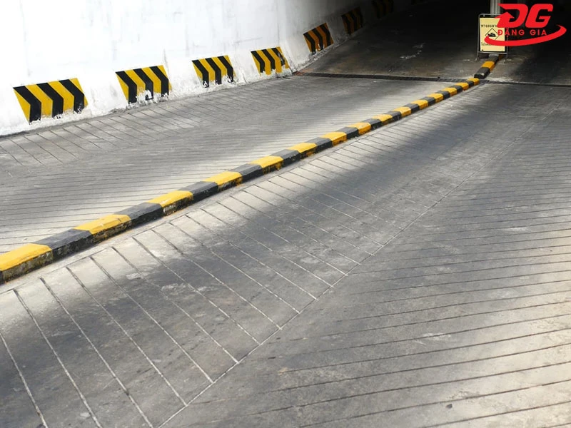 Ramp dốc trong tầng hầm để xe