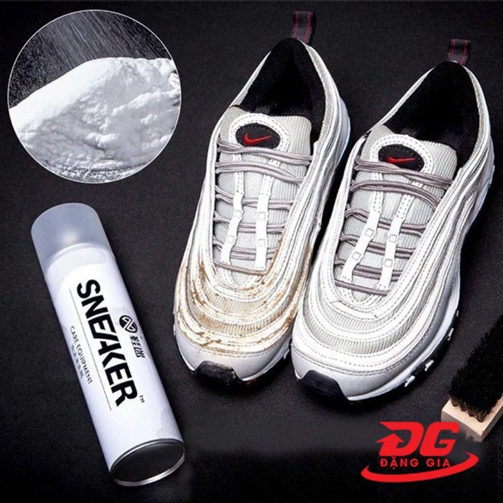 Sử dụng bọt xịt giày vệ sinh các vết bẩn