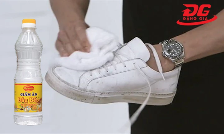 Trong giấm có thành phần acid giúp làm sạch những vết ố vàng