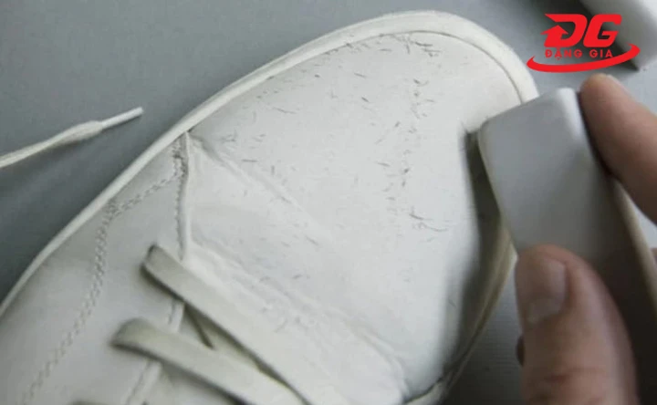 Tẩy cũng có thể dùng để làm sạch vết bẩn trên giày da trắng