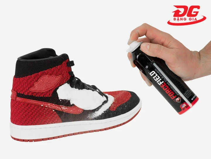 Phụ thuộc vào mức độ bụi bẩn để xác định thời điểm dùng xịt giày sneaker