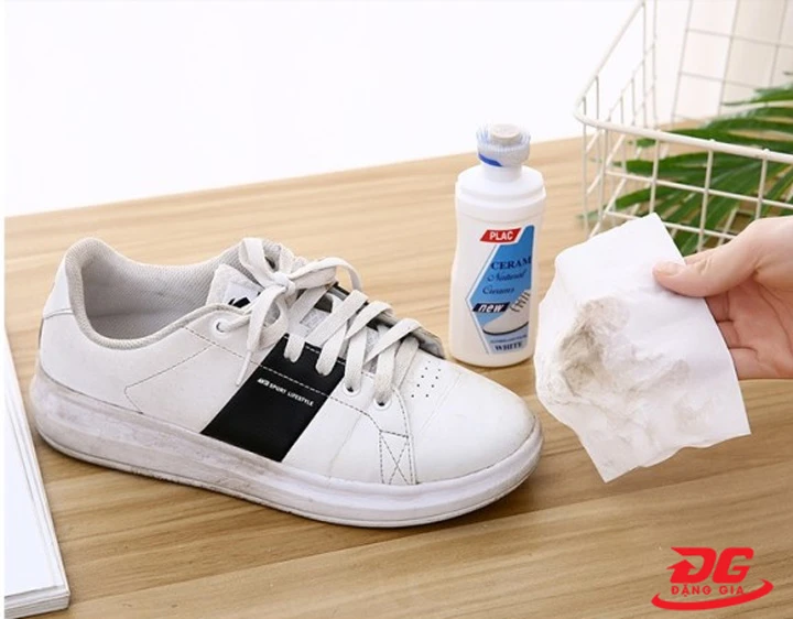 PLAC là chai xịt vệ sinh giày giá rẻ nhất hiện nay